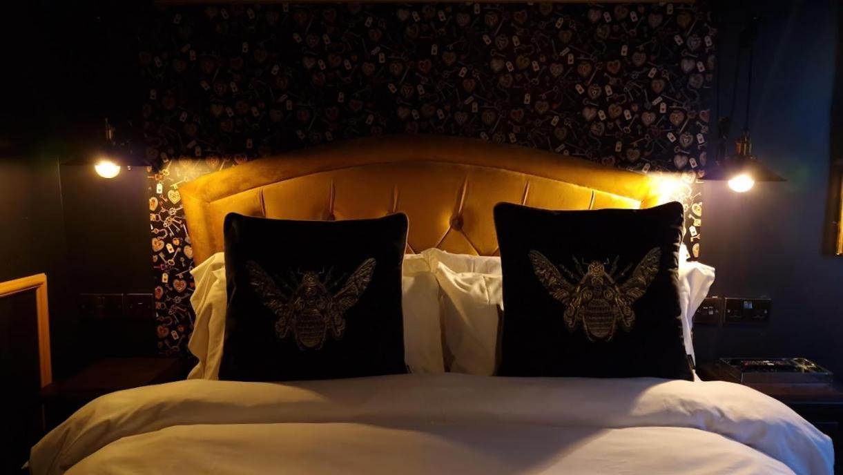 The Mad Hatter's Guestrooms Hotel