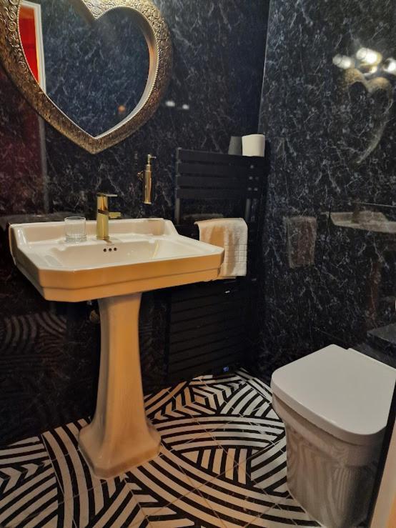 The Mad Hatter's Guestrooms Hotel *